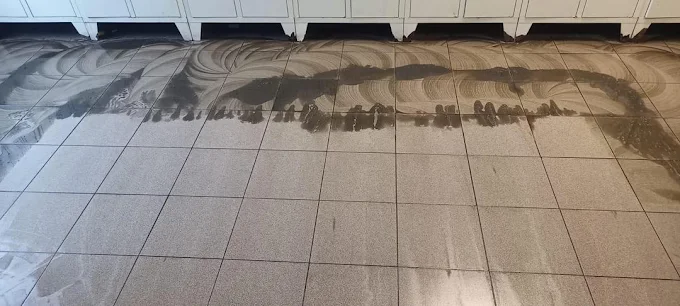 Fliesenboden während der maschinellen Reinigung